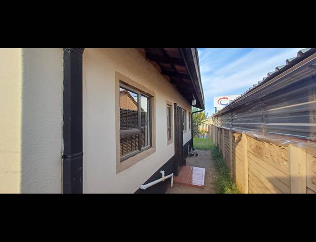 2 BEDROOM HOUSE FOR SALE IN BEVERLEY HILLS
